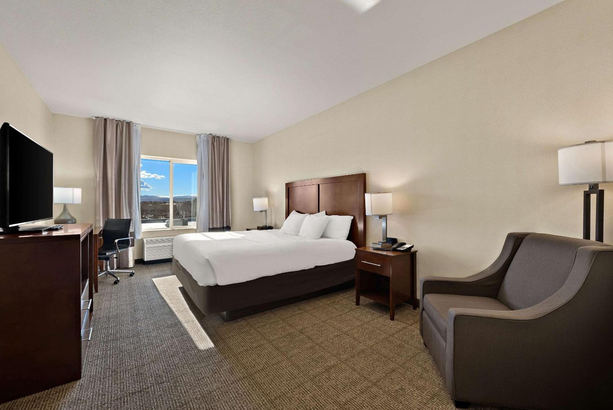 Comfort Inn & Suites Airport Convention Center Reno Exterior photo